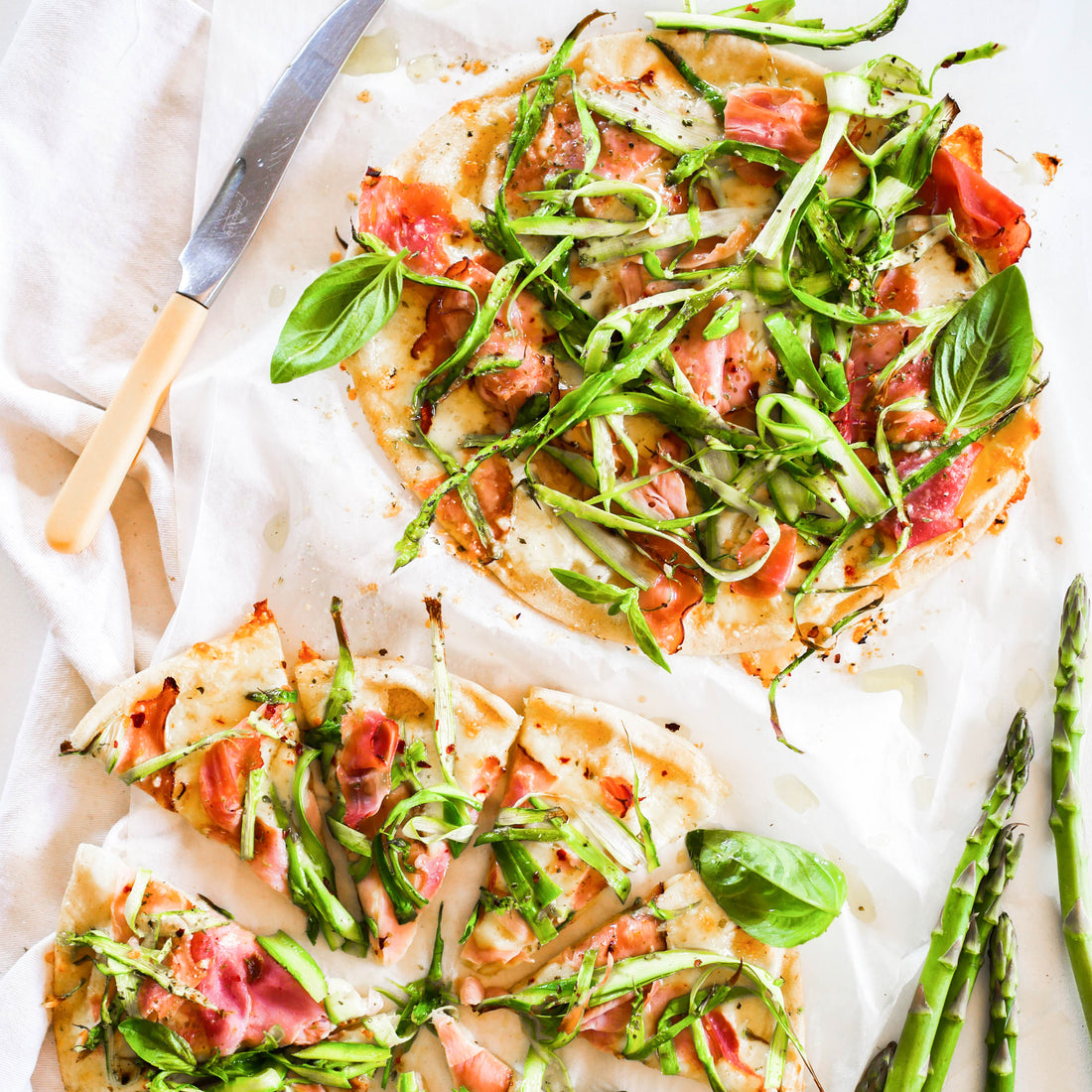 Asparagus pizza with Ham and Cheese